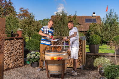 Zoom: Gartenparty, Grillieren, Grillen, Zusammen, Feuer, Gartengrill, Feuerschale